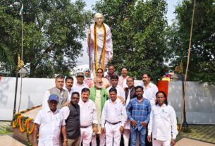 बापू की प्रतिमा पर राज्यपाल ने किया पुष्प अर्पित