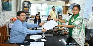 गांडे विधायक कल्पना सोरेन ने किया नामांकन