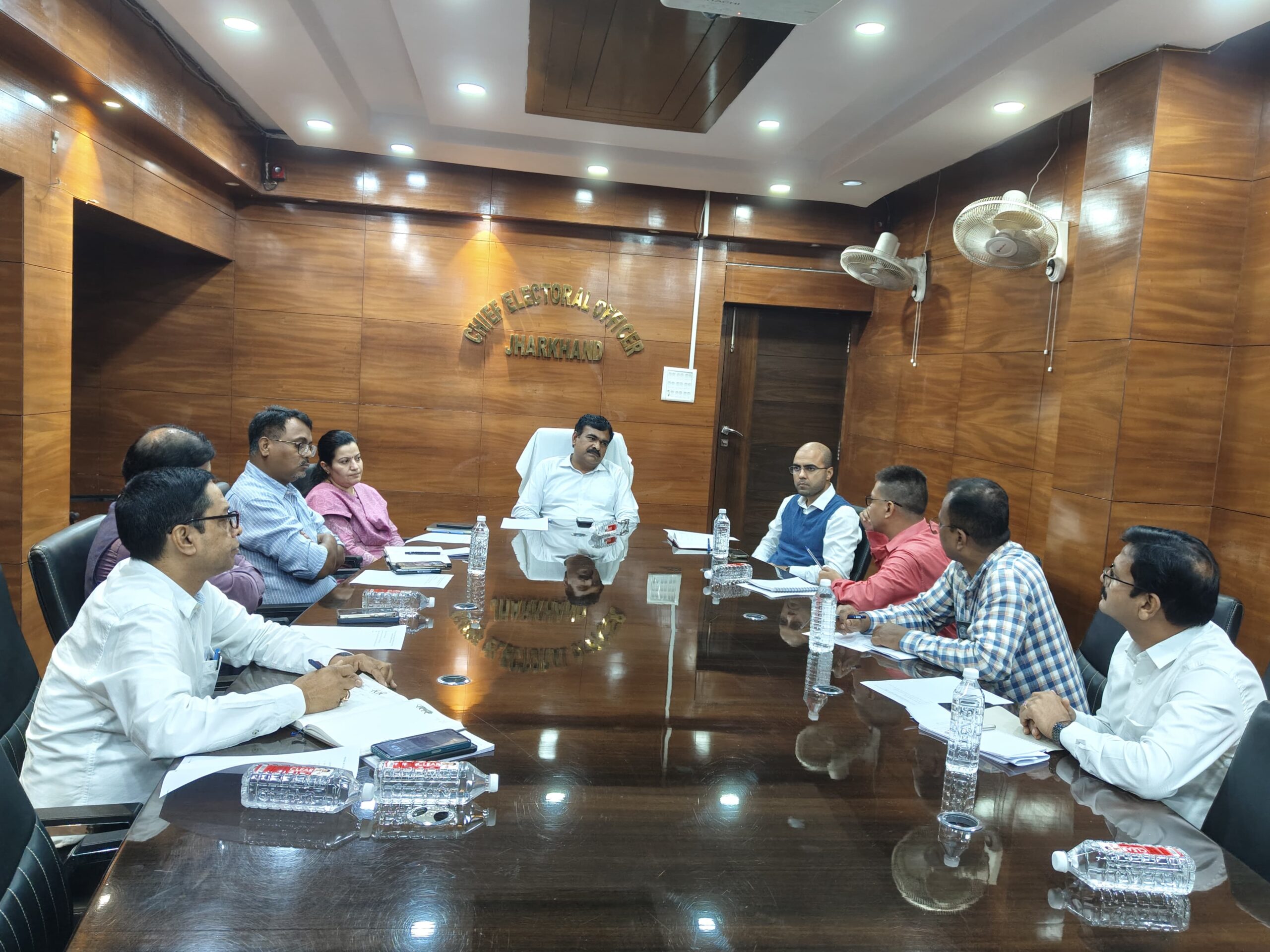 मुख्य निर्वाचन पदाधिकारी ने श्रम विभाग के पदाधिकारियों के साथ की बैठक