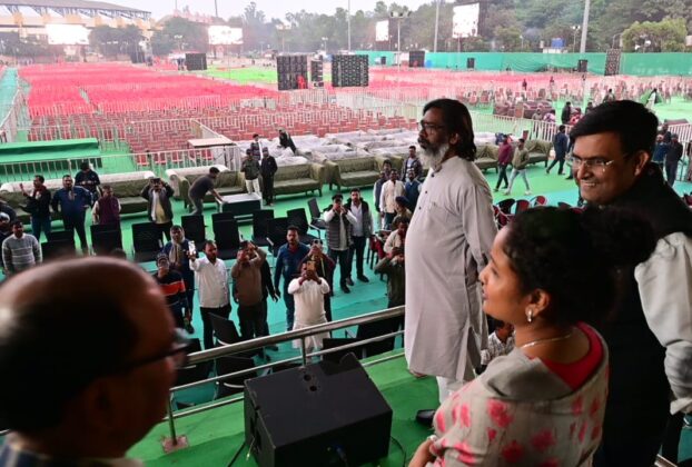 शपथ ग्रहण समारोह को लेकर चल रही तैयारियों का हेमंत सोरेन ने किया निरीक्षण